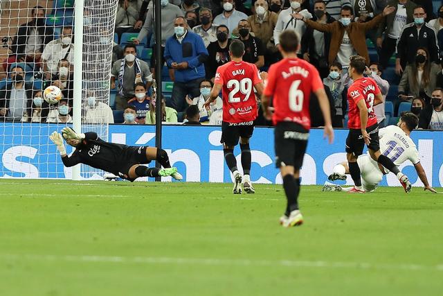 同曦外援空中伸脚踹赵继伟！裁判吹罚违体犯规